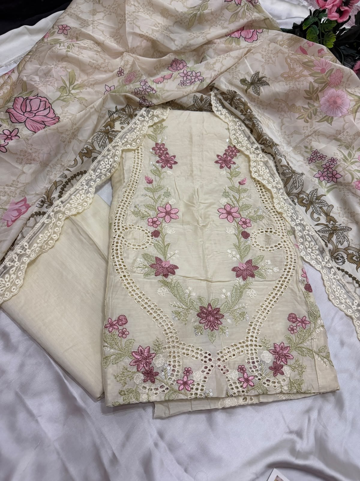 Viscose Silk Dupatta – Floral Print and Lace Detail